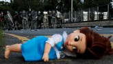 Pemimpin eksekutif Hong Kong, Carrie Lam, menyebut para demonstran mencoba menghancurkan daerah tersebut dengan serangkaian aksi yang masih berjalan hingga hari ini. (REUTERS/Tyrone Siu)