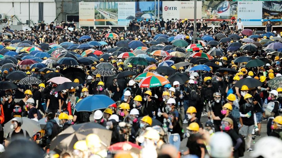 Lebih dari seribu guru sekolah di Hong Kong melakukan demo anti-pemerintah di bawah guyuran hujan, pada Sabtu (17/8/2019).