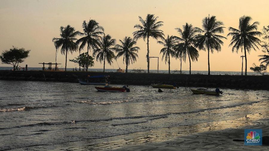 Warga melintas di Kawasan Pantai Carita, Banten, Minggu (8/4/2019). Usai diguncang gempa pantai Carita sepi Pengunjung.  Sepi pengunjung ini sudah terjadi sejak Tsunami melanda Desember tahun lalu. Kejadian ini mengakibatkan pengunjung dan pendapatan para pencari nafkah disekitar sini lesu. 