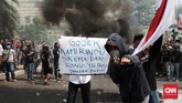 Mitra pengemudi ojek online (ojol) menggeruduk Kantor Gojek Pasaraya Blok M, Jakarta Selatan untuk melakukan aksi demonstrasi. (CNN Indonesia/Andry Novelino)