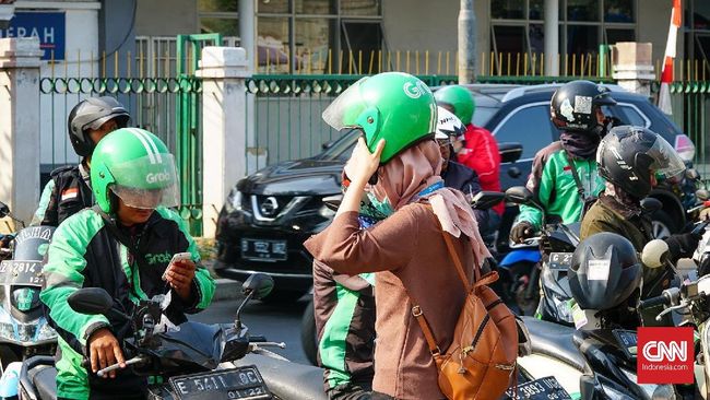 New Normal Dibonceng Ojol, Warga Diimbau Pakai Helm Sendiri