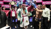 Daud Yordan dinyatakan sebagai pemenang oleh wasit setelah menang lewat TKO atas petinju Thailand Aekkawee Kaewmanee. (Dok Mahkota Promotion)