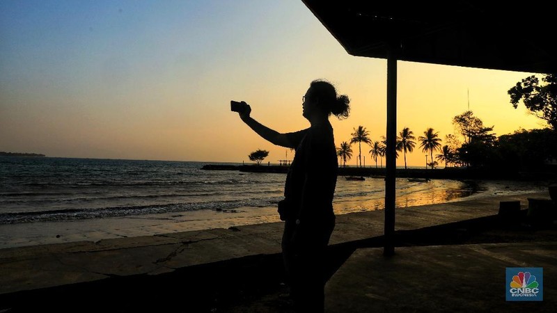 Sepinya pengunjung mengakibatkan banyak wahana wisata di pantai ini hanya terparkir menunggu wisatawan yang akan menggunakan jasanya.