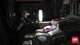 Listrik padam menimbulkan kerugian pada warga, terutama bagi mereka yang punya usaha. (CNNIndonesia/Safir Makki)