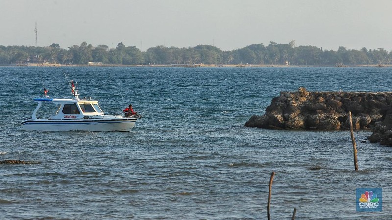 Sepinya pengunjung mengakibatkan banyak wahana wisata di pantai ini hanya terparkir menunggu wisatawan yang akan menggunakan jasanya.
