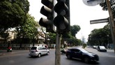 Listrik yang padam juga berimbas pada lampu lalu lintas. Tercatat ada 21 titik lampu lintas yang mati sehingga menimbulkan kepadata. (ANTARA FOTO/Rivan Awal Lingga)