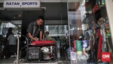 Karyawan menyiapkan genset saat listrik padam di kawasan pertokoan Pasar Baru, Jakarta, Senin, 5 Agustus 2019. Pemadaman listrik masih berlangsung dan secara bergiliran. (CNNIndonesia/Safir Makki)