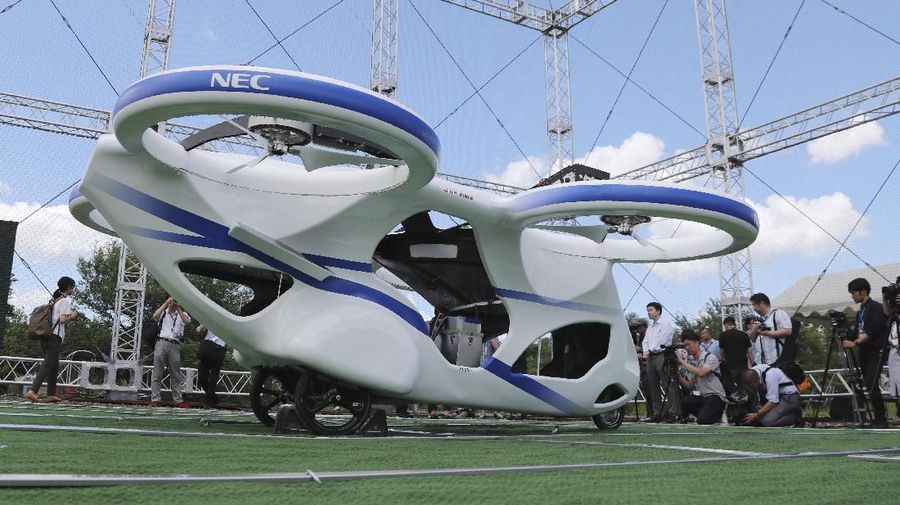 Mobil terbang tersebut yang tampak seperti drone raksasa dan memiliki empat baling-baling.