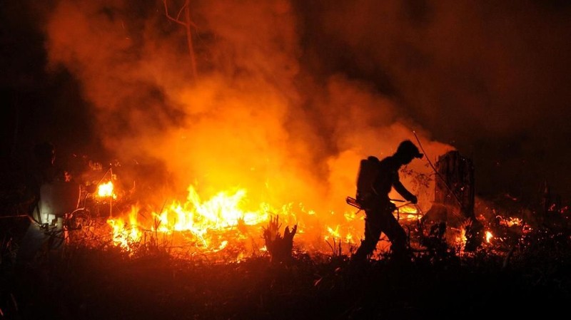 Presiden Jokowi sempat mengancam soal pemecatan petinggi TNI dan Polri soal kebakaran hutan dan lahan yang masih terjadi.