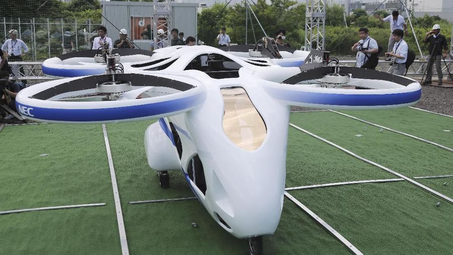 Mobil terbang tersebut yang tampak seperti drone raksasa dan memiliki empat baling-baling.
