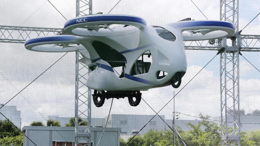 Mobil terbang tersebut yang tampak seperti drone raksasa dan memiliki empat baling-baling.