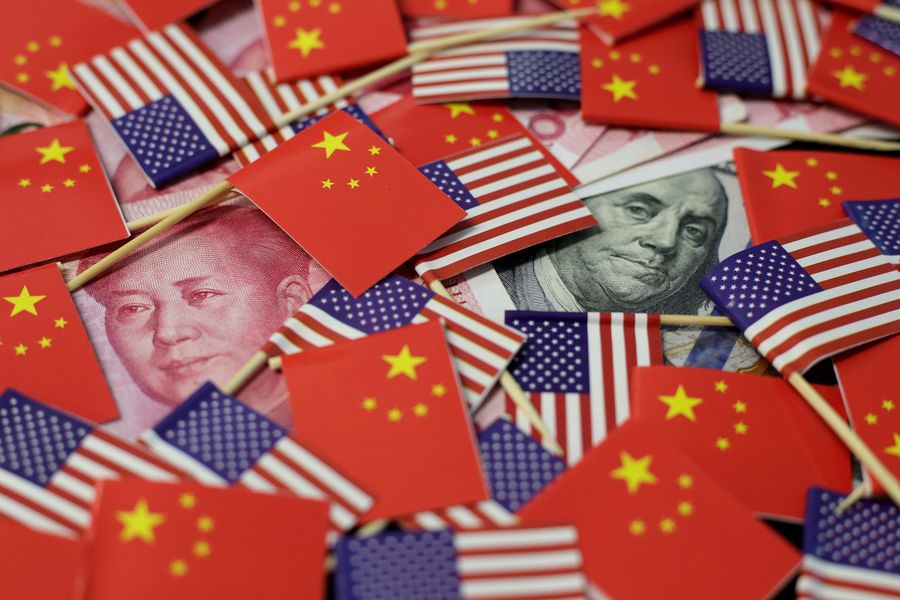 Ilustrasi Dollar AS dan Yuan China (REUTERS/Jason Lee/)