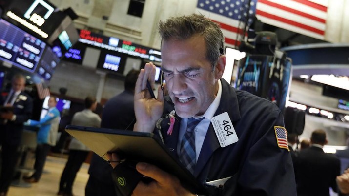 Trader Gregory Rowe works on the floor of the New York Stock Exchange, Monday, Aug. 5, 2019. Stocks plunged on Wall Street Monday on worries about how much President Donald Trump's escalating trade war with China will damage the economy. (AP Photo/Richard Drew)