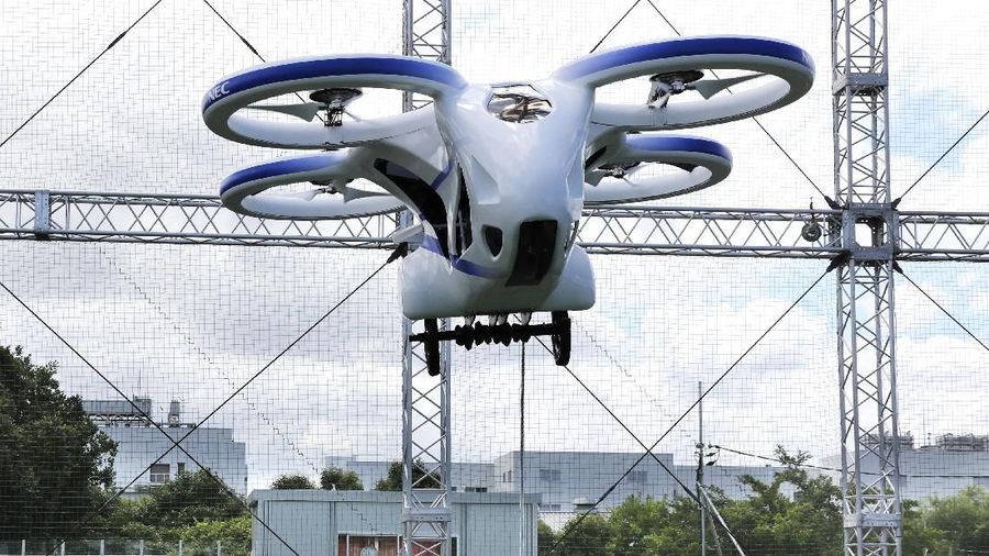 Mobil terbang tersebut yang tampak seperti drone raksasa dan memiliki empat baling-baling.