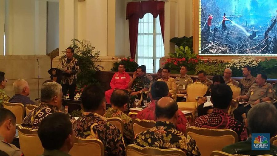 Jokowi memberikan pengarahan dalam rapat koordinasi nasional pengendalian kebakaran hutan dan lahan 2019 di Istana Merdeka.