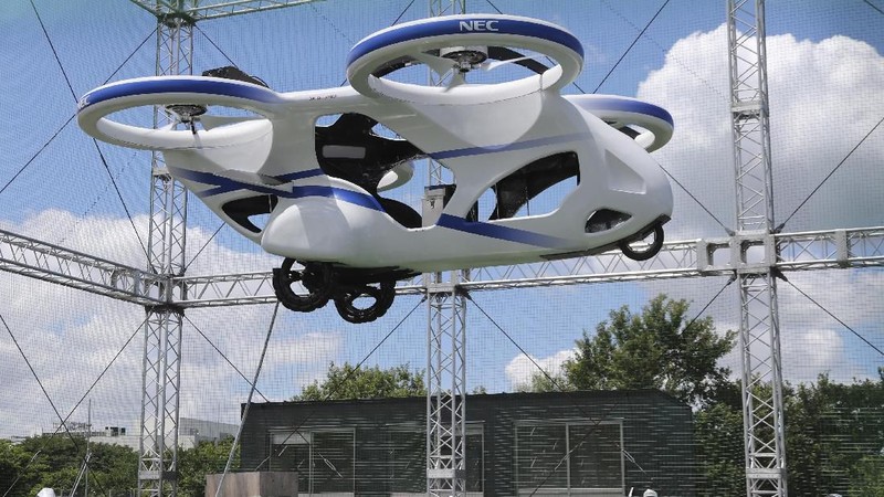 Mobil terbang tersebut yang tampak seperti drone raksasa dan memiliki empat baling-baling.
