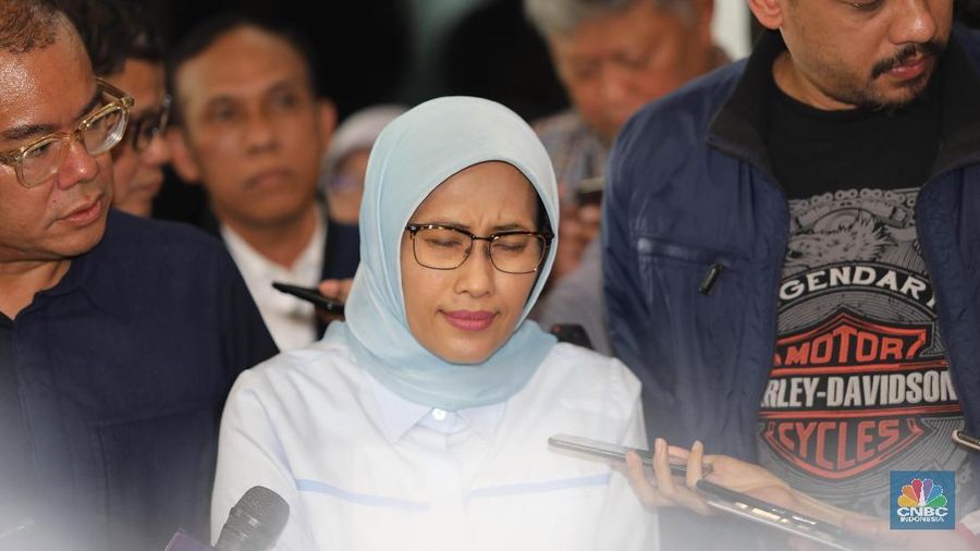 Presiden Joko Widodo bahkan sampai mendatangi kantor PT PLN (Persero) untuk meminta penjelasan dari BUMN setrum tersebut.