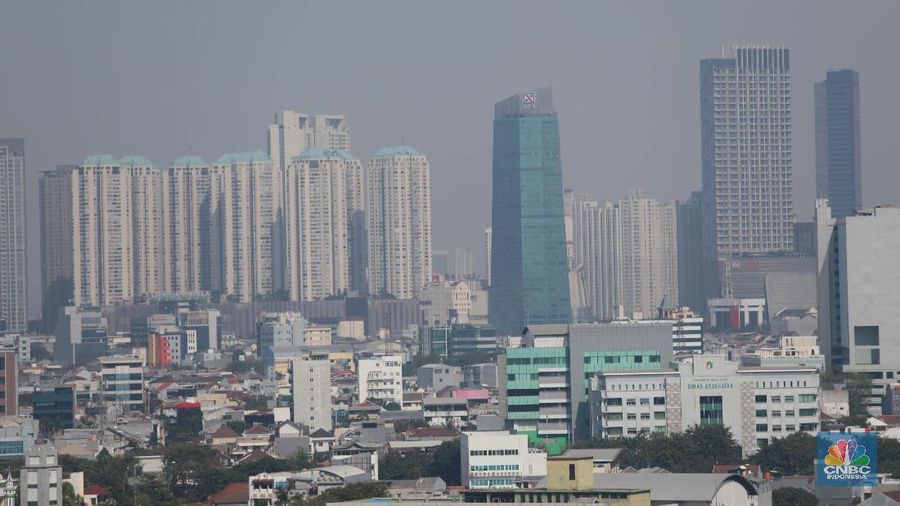 Suasana pemandangan gedung perkantoran ibukota pagi hari di kawasan Senayan, Jakarta, Rabu (7/8). Dua hari usai listrik sepenuhnya pulih, Jakarta kembali ke jajaran atas kota dengan kadar polusi udara tertinggi dunia. Berdasarkan situs pemantau kualitas udara AirVisual.com yang dipantau pukul 08.49 WIB, Jakarta menduduki peringkat kedua atau berada di atas Hanoi, Vietnam. Skor Air Quality Index (AQI) Jakarta mencapai 154 atau berkategori unhealthyalias tak sehat, dengan PM 2,5 senilai 60.8 µg/m³. Sedangkan Hanoi memiliki skor 161. (CNBC Indonesia/Muhammad Sabki)