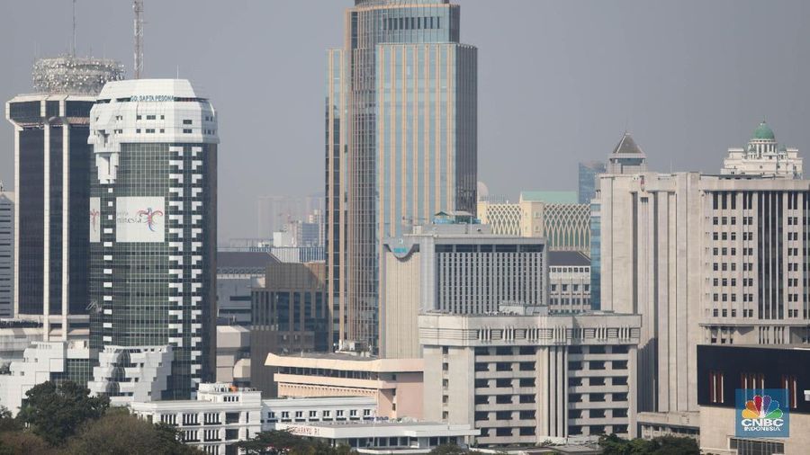 Suasana Gedung Kementrian di Kawasan Jakarta, Rabu 7/8. Pemindahan ibu kota Negara Kesatuan Republik Indonesia (NKRI) dari Jakarta ke salah satu lokasi di Kalimantan membutuhkan anggaran yang tidak sedikit, mencapai Rp 466 triliun. Kepala Bappenas Bambang Brodjonegoro mengatakan Salah satu komponen utama pendanaan bersumber dari Anggaran Pendapatan dan Belanja Negara (APBN).
Potensinya sangat kasar. Pemetaan potensi aset di Medan Merdeka, Kuningan, Sudirman, dan Thamrin perkiraan Rp 150 triliun. Ini bisa menambal kebutuhan APBN. Tadinya dari APBN butuh Rp 93 triliun. Artinya dengan Rp 150 triliun bisa menutup untuk bangun istana, pangkalan TNI, dan kebutuhan rumah dinas. (CNBC Indonesia/Muhammad Sabki)