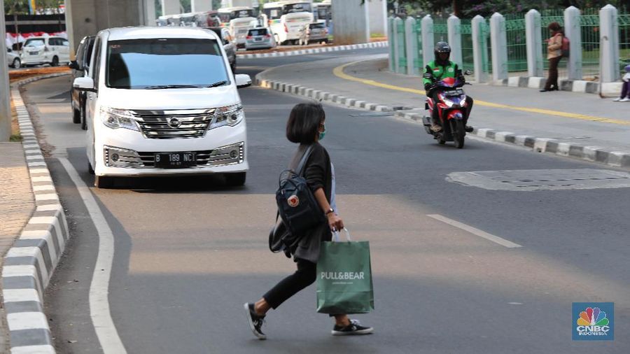 Sejumlah kendaraan motor dan mobil melintas di jalur sosialisasi ganjil-genap di Jl Panglima Polim arah Jl Sinsingamangaraja, Jakarta, Rabu (7/8). Perluasan ganjil-genap mulai disosialisasikan hari ini (7/8/2019) dan akan berlangsung hingga 8 September 2019. Usai masa sosialisasi berakhir, kebijakan itu berlaku penuh mulai 9 September 2019. Jl Panglima Polim, Fatmawati merupakan salah satu rute baru dari daftar rute yang diterapkan ganjil-genap. Ganjil-genap berlaku pada Senin-Jumat, kecuali hari libur nasional, pada pukul 06.00-10.00 WIB dan 16.00-21.00 WIB. Kendaraan dengan nomor pelat ganjil beroperasi pada tanggal ganjil, sedangkan kendaraan dengan nomor pelat genap beroperasi pada tanggal genap. Aturan tersebut berlaku untuk kendaraan roda empat, untuk kendaraan bermotor masih bisa melewati jalur tersebut. (²©²ÊÍøÕ¾/Muhammad Sabki)