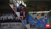 Aktivitas warga di Kampung Marlina, Muara Baru, Penjaringan, Jakarta Utara. RW 17 dihuni 7.228 orang, dengan jumlah bangunan hanya 1.816 rumah. Tingkat kepadatan penduduk di RW 17 menjadikan daerah ini masuk kategori kumuh. CNNIndonesia/Adhi Wicaksono.