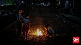 Anak-anak bermain riang di tengah perlintasan kereta Tanah Abang. Tim Gubernur untuk Percepatan Pembangunan (TGUPP) Pemprov DKI Jakarta mengakui salah satu kendala penataan permukiman kampung kumuh di antaranya sengketa lahan. Sengketa kerap terjadi antara Pemprov DKI, swasta, hingga individu. CNNIndonesia/Adhi Wicaksono