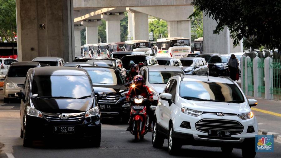 Sejumlah kendaraan motor dan mobil melintas di jalur sosialisasi ganjil-genap di Jl Panglima Polim arah Jl Sinsingamangaraja, Jakarta, Rabu (7/8). Perluasan ganjil-genap mulai disosialisasikan hari ini (7/8/2019) dan akan berlangsung hingga 8 September 2019. Usai masa sosialisasi berakhir, kebijakan itu berlaku penuh mulai 9 September 2019. Jl Panglima Polim, Fatmawati merupakan salah satu rute baru dari daftar rute yang diterapkan ganjil-genap. Ganjil-genap berlaku pada Senin-Jumat, kecuali hari libur nasional, pada pukul 06.00-10.00 WIB dan 16.00-21.00 WIB. Kendaraan dengan nomor pelat ganjil beroperasi pada tanggal ganjil, sedangkan kendaraan dengan nomor pelat genap beroperasi pada tanggal genap. Aturan tersebut berlaku untuk kendaraan roda empat, untuk kendaraan bermotor masih bisa melewati jalur tersebut.  (CNBC Indonesia/Muhammad Sabki)