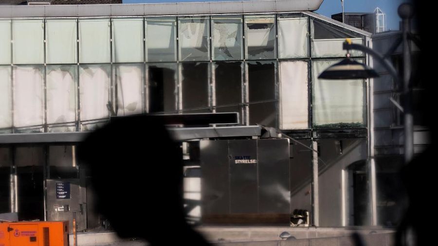 Ledakan menyebabkan kerusakan parah pada bagian luar gedung, namun tidak ada yang terluka.