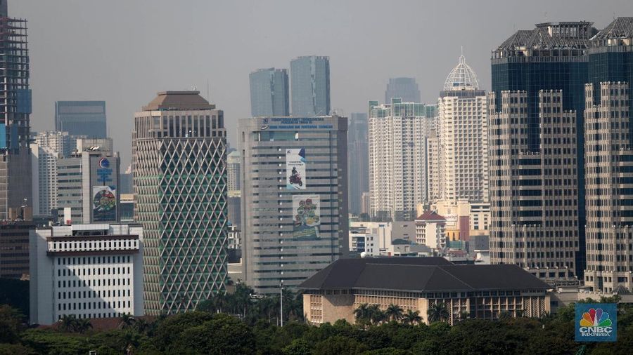 Suasana Gedung Kementrian di Kawasan Jakarta, Rabu 7/8. Pemindahan ibu kota Negara Kesatuan Republik Indonesia (NKRI) dari Jakarta ke salah satu lokasi di Kalimantan membutuhkan anggaran yang tidak sedikit, mencapai Rp 466 triliun. Kepala Bappenas Bambang Brodjonegoro mengatakan Salah satu komponen utama pendanaan bersumber dari Anggaran Pendapatan dan Belanja Negara (APBN). 
Potensinya sangat kasar. Pemetaan potensi aset di Medan Merdeka, Kuningan, Sudirman, dan Thamrin perkiraan Rp 150 triliun. Ini bisa menambal kebutuhan APBN. Tadinya dari APBN butuh Rp 93 triliun. Artinya dengan Rp 150 triliun bisa menutup untuk bangun istana, pangkalan TNI, dan kebutuhan rumah dinas. (վ/Muhammad Sabki)