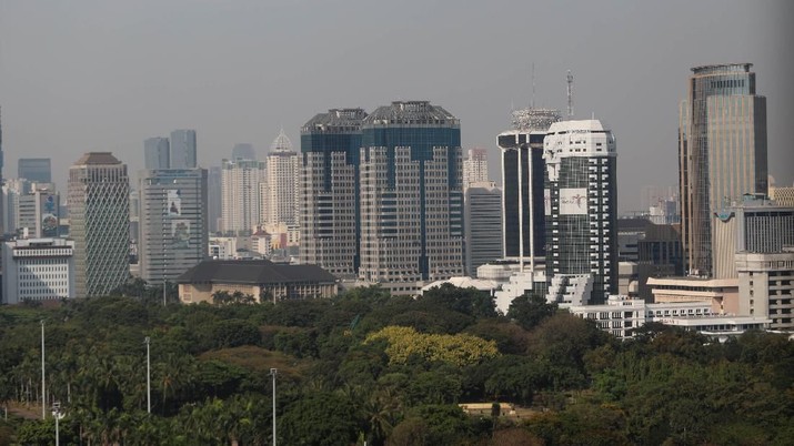 Suasana Gedung Kementrian di Kawasan Jakarta, Rabu 7/8. Pemindahan ibu kota Negara Kesatuan Republik Indonesia (NKRI) dari Jakarta ke salah satu lokasi di Kalimantan membutuhkan anggaran yang tidak sedikit, mencapai Rp 466 triliun. Kepala Bappenas Bambang Brodjonegoro mengatakan Salah satu komponen utama pendanaan bersumber dari Anggaran Pendapatan dan Belanja Negara (APBN). 
Potensinya sangat kasar. Pemetaan potensi aset di Medan Merdeka, Kuningan, Sudirman, dan Thamrin perkiraan Rp 150 triliun. Ini bisa menambal kebutuhan APBN. Tadinya dari APBN butuh Rp 93 triliun. Artinya dengan Rp 150 triliun bisa menutup untuk bangun istana, pangkalan TNI, dan kebutuhan rumah dinas. (CNBC Indonesia/Muhammad Sabki)