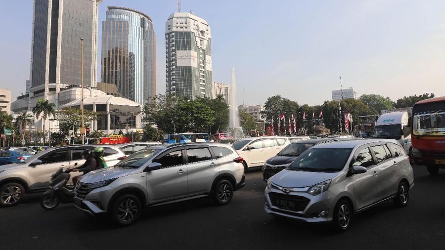Suasana Gedung Kementrian di Kawasan Jakarta, Rabu 7/8. Pemindahan ibu kota Negara Kesatuan Republik Indonesia (NKRI) dari Jakarta ke salah satu lokasi di Kalimantan membutuhkan anggaran yang tidak sedikit, mencapai Rp 466 triliun. Kepala Bappenas Bambang Brodjonegoro mengatakan Salah satu komponen utama pendanaan bersumber dari Anggaran Pendapatan dan Belanja Negara (APBN). 
Potensinya sangat kasar. Pemetaan potensi aset di Medan Merdeka, Kuningan, Sudirman, dan Thamrin perkiraan Rp 150 triliun. Ini bisa menambal kebutuhan APBN. Tadinya dari APBN butuh Rp 93 triliun. Artinya dengan Rp 150 triliun bisa menutup untuk bangun istana, pangkalan TNI, dan kebutuhan rumah dinas. (վ/Muhammad Sabki)