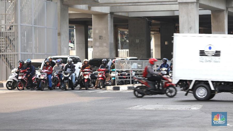 Sejumlah kendaraan motor dan mobil melintas di jalur sosialisasi ganjil-genap di Jl Panglima Polim arah Jl Sinsingamangaraja, Jakarta, Rabu (7/8). Perluasan ganjil-genap mulai disosialisasikan hari ini (7/8/2019) dan akan berlangsung hingga 8 September 2019. Usai masa sosialisasi berakhir, kebijakan itu berlaku penuh mulai 9 September 2019. Jl Panglima Polim, Fatmawati merupakan salah satu rute baru dari daftar rute yang diterapkan ganjil-genap. Ganjil-genap berlaku pada Senin-Jumat, kecuali hari libur nasional, pada pukul 06.00-10.00 WIB dan 16.00-21.00 WIB. Kendaraan dengan nomor pelat ganjil beroperasi pada tanggal ganjil, sedangkan kendaraan dengan nomor pelat genap beroperasi pada tanggal genap. Aturan tersebut berlaku untuk kendaraan roda empat, untuk kendaraan bermotor masih bisa melewati jalur tersebut.  (CNBC Indonesia/Muhammad Sabki)