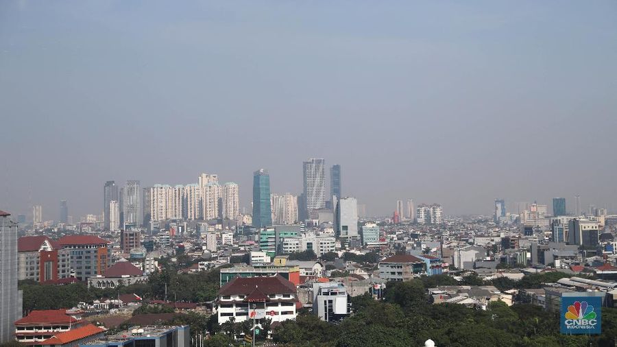 Suasana pemandangan gedung perkantoran ibukota pagi hari di kawasan Senayan, Jakarta, Rabu (7/8). Dua hari usai listrik sepenuhnya pulih, Jakarta kembali ke jajaran atas kota dengan kadar polusi udara tertinggi dunia. Berdasarkan situs pemantau kualitas udara AirVisual.com yang dipantau pukul 08.49 WIB, Jakarta menduduki peringkat kedua atau berada di atas Hanoi, Vietnam. Skor Air Quality Index (AQI) Jakarta mencapai 154 atau berkategori unhealthyalias tak sehat, dengan PM 2,5 senilai 60.8 µg/m³. Sedangkan Hanoi memiliki skor 161. (CNBC Indonesia/Muhammad Sabki)