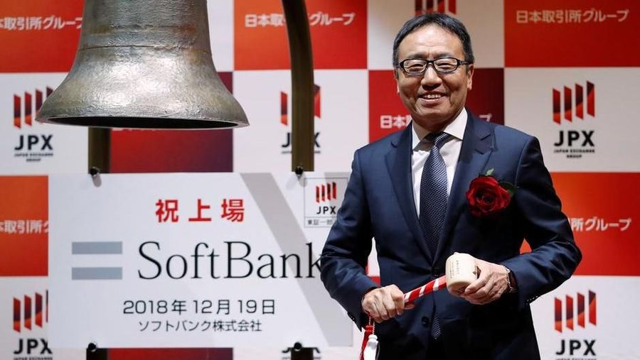 Presiden SoftBank Mobile, Ken Miyauchi keceplosan menyebut iPhone akan dijual sepuluh hari terakhir bulan September.