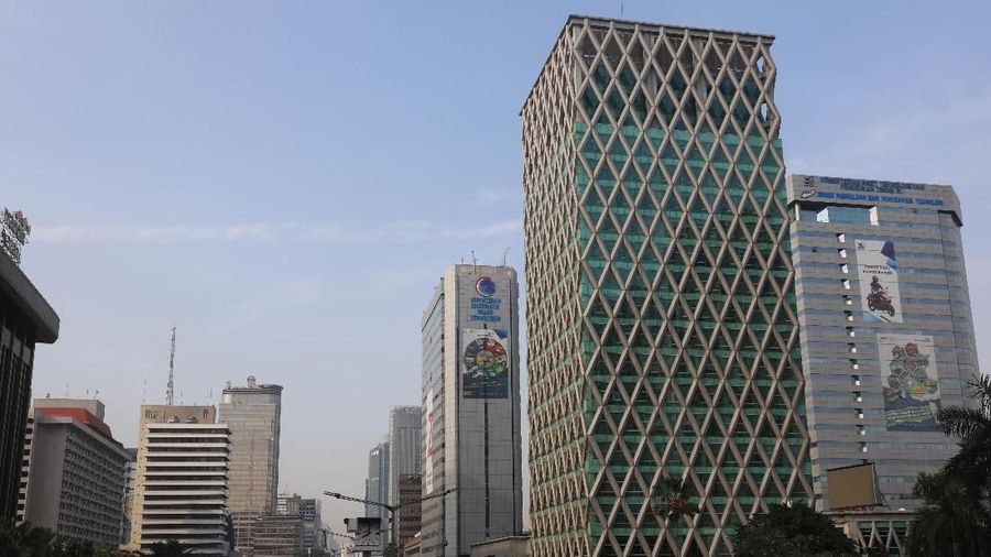 Suasana Gedung Kementrian di Kawasan Jakarta, Rabu 7/8. Pemindahan ibu kota Negara Kesatuan Republik Indonesia (NKRI) dari Jakarta ke salah satu lokasi di Kalimantan membutuhkan anggaran yang tidak sedikit, mencapai Rp 466 triliun. Kepala Bappenas Bambang Brodjonegoro mengatakan Salah satu komponen utama pendanaan bersumber dari Anggaran Pendapatan dan Belanja Negara (APBN). 
Potensinya sangat kasar. Pemetaan potensi aset di Medan Merdeka, Kuningan, Sudirman, dan Thamrin perkiraan Rp 150 triliun. Ini bisa menambal kebutuhan APBN. Tadinya dari APBN butuh Rp 93 triliun. Artinya dengan Rp 150 triliun bisa menutup untuk bangun istana, pangkalan TNI, dan kebutuhan rumah dinas. (CNBC Indonesia/Muhammad Sabki)
