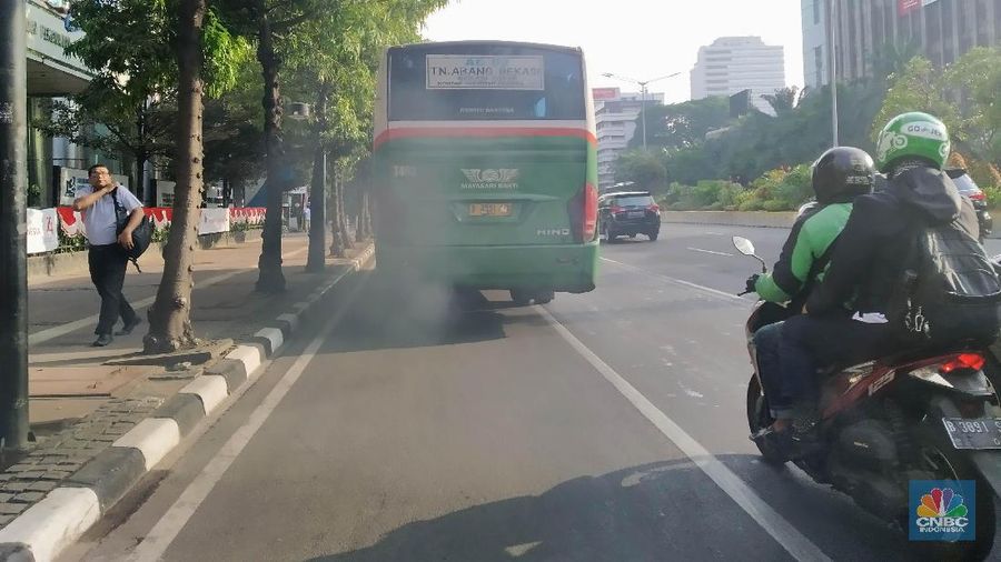 Langkah Anies perlu diteliti lebih perinci, terutama terkait efektivitas mengurangi pencemaran di langit ibu kota.