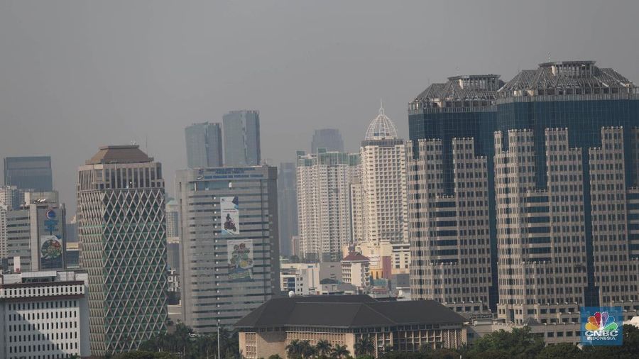 Suasana Gedung Kementrian di Kawasan Jakarta, Rabu 7/8. Pemindahan ibu kota Negara Kesatuan Republik Indonesia (NKRI) dari Jakarta ke salah satu lokasi di Kalimantan membutuhkan anggaran yang tidak sedikit, mencapai Rp 466 triliun. Kepala Bappenas Bambang Brodjonegoro mengatakan Salah satu komponen utama pendanaan bersumber dari Anggaran Pendapatan dan Belanja Negara (APBN). 
Potensinya sangat kasar. Pemetaan potensi aset di Medan Merdeka, Kuningan, Sudirman, dan Thamrin perkiraan Rp 150 triliun. Ini bisa menambal kebutuhan APBN. Tadinya dari APBN butuh Rp 93 triliun. Artinya dengan Rp 150 triliun bisa menutup untuk bangun istana, pangkalan TNI, dan kebutuhan rumah dinas. (CNBC Indonesia/Muhammad Sabki)
