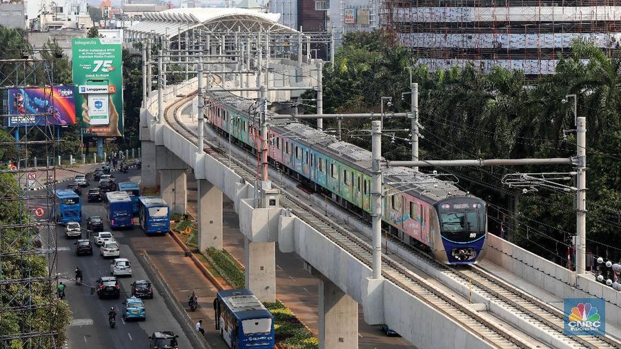 Sejumlah kendaraan motor dan mobil melintas di jalur sosialisasi ganjil-genap di Jl Panglima Polim arah Jl Sinsingamangaraja, Jakarta, Rabu (7/8). Perluasan ganjil-genap mulai disosialisasikan hari ini (7/8/2019) dan akan berlangsung hingga 8 September 2019. Usai masa sosialisasi berakhir, kebijakan itu berlaku penuh mulai 9 September 2019. Jl Panglima Polim, Fatmawati merupakan salah satu rute baru dari daftar rute yang diterapkan ganjil-genap. Ganjil-genap berlaku pada Senin-Jumat, kecuali hari libur nasional, pada pukul 06.00-10.00 WIB dan 16.00-21.00 WIB. Kendaraan dengan nomor pelat ganjil beroperasi pada tanggal ganjil, sedangkan kendaraan dengan nomor pelat genap beroperasi pada tanggal genap. Aturan tersebut berlaku untuk kendaraan roda empat, untuk kendaraan bermotor masih bisa melewati jalur tersebut. (CNBC Indonesia/Muhammad Sabki)