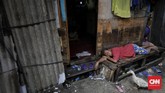 Warga tertidur di depan rumah semi permanen di Kampung Bengek, RW 17 Muara Baru, Penjaringan, Jakarta Utara. Kampung Bengek merupakan daerah ilegal, lantaran warga bermukim di atas tanah milik PT Pelindo. Kampung Bengek disebut-sebut sebagai duta kampung kumuh dari Muara Baru. CNNIndonesia/Adhi Wicaksono.
