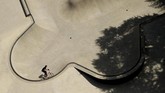 Seorang pesepeda berkendara di taman skate di Austin, Texas. Di area itu suhu diperkirakan akan terus meningkat dan mencapai 100 derajat fahrenheit sepanjang pekan. (AP Photo/Eric Gay)