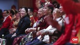 Presiden Joko Widodo saat mendengarkan pidato Megawati di Kongres V PDIP. (CNN Indonesia/Safir Makki)