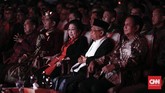 Di kursi tamu, Joko Widodo dan Prabowo Subianto duduk bersama, mengapit Megawati dan Ma'ruf Amin. Ini adalah kali kedua Jokowi dan Prabowo bertemu pasca-pemilu presiden 2019. (CNN Indonesia/Safir Makki)