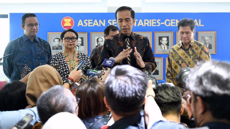 Presiden Joko Widodo (Jokowi) mengaku komposisi kabinet yang baru nantinya lebih banyak diisi kalangan profesional ketimbang partai politik.