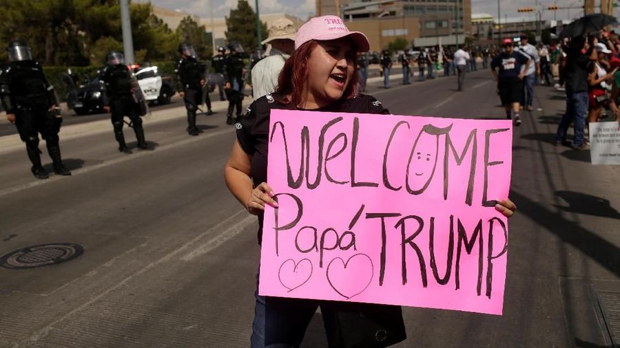 Presiden Donald Trump disambut hujatan warga saat mengunjungi keluarga para korban penembakan massal di Ohio dan Texas, AS.