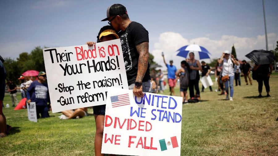 Presiden Donald Trump disambut hujatan warga saat mengunjungi keluarga para korban penembakan massal di Ohio dan Texas, AS.