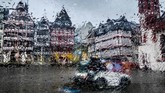 Mesin pembersih terlihat di belakang jendela suatu mobil yang basah karena tetesan air hujan di alun-alun Roemerberg di Frankfurt, Jerman. (AP Photo/Michael Probst)