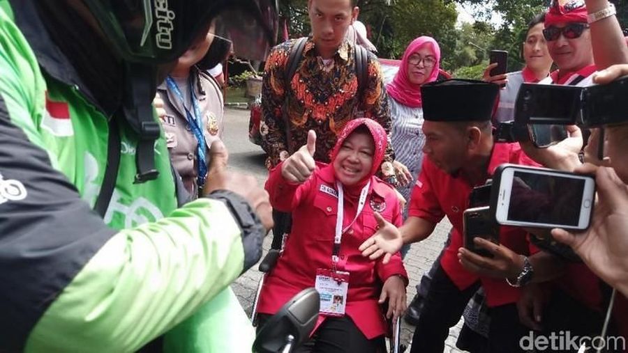 Wali Kota Surabaya Tri Rismaharini membuat heboh dunia maya karena menggunakan ojek online untuk ke gelanggang Kongres V PDIP di Bali, Kamis (8/8/2019).
