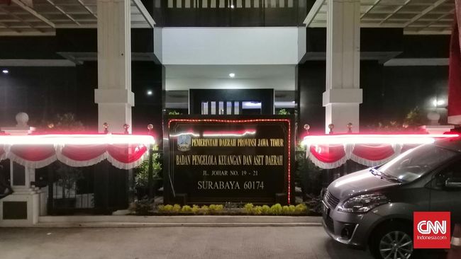Geledah Kantor BPKAD Jatim, KPK Bawa Dua Koper dan Satu Tas