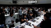Galaxy Note 10 juga punya pengisi daya lebih cepat, 45 Watt dibanding seri Galaxy lain. (REUTERS/Eduardo Munoz)
