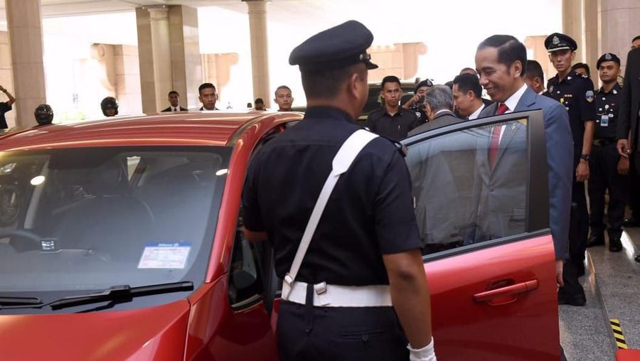 Di Malaysia Perdana Menteri Malaysia Mahathir Mohamad sempat menyopiri langsung Presiden Jokowi